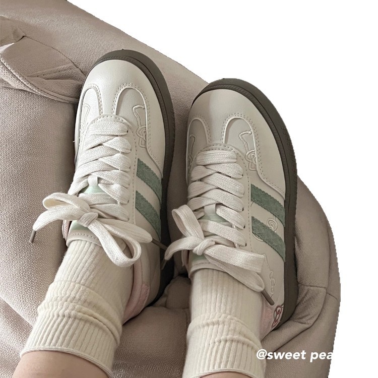 Zapatos de skate para mujeres, 2025 nuevo primavera y otoño zapatos deportivos de suela gruesa pequeños zapatos blancos de arco lindos zapatos de entrenamiento moral para mujeres