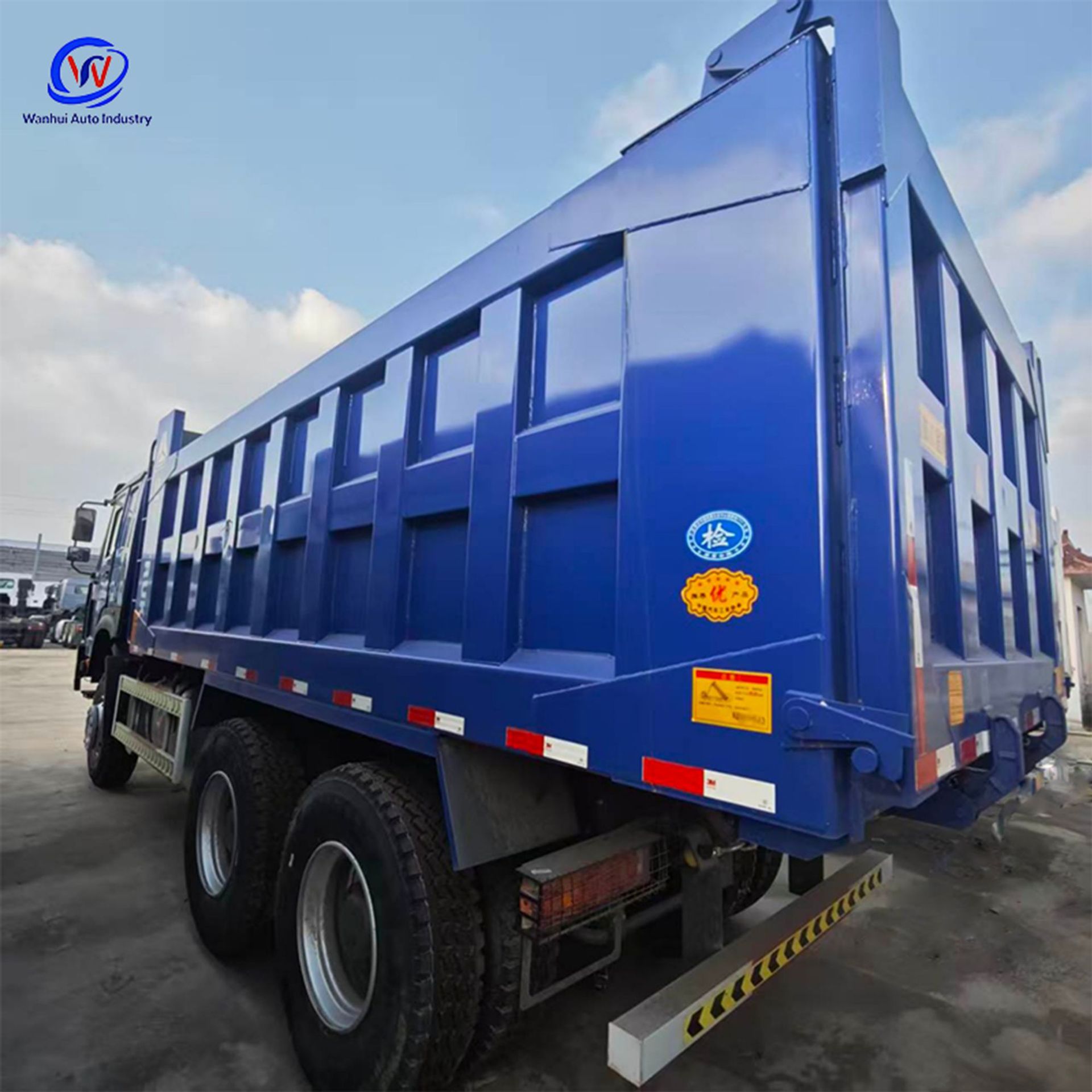In-stock supply of HOWO heavy-duty truck, HOWO rear eight-wheel dump truck, mining self-unloading engineering vehicle, 20-cubic-meter large box, for Africa