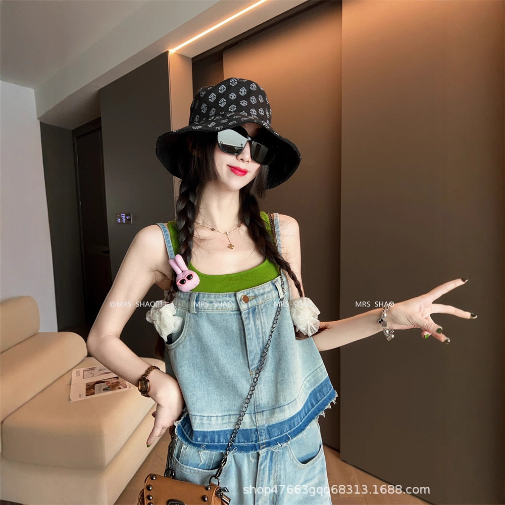 Stylish and youthful denim two-piece set, perfect for summer 2025. Features a relaxed, sweet, and spicy style with a high-waisted camisole top.