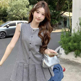 韩系单排扣格纹无袖背心连衣裙女2026夏季新款减龄小个子百褶短裙