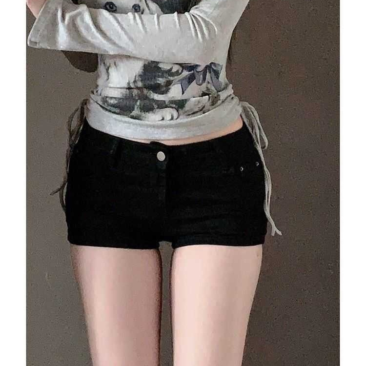 Black Retro Slim-Fit Hip-Enhancing Denim Shorts for Women, Summer 2025 New Style, Sexy Versatile Bodycon Hot Pants Black Retro Slim-Fit Hip-Enhancing Denim Shorts for Women, Summer 2025 New Style, Sexy Versatile Bodycon Hot Pants
