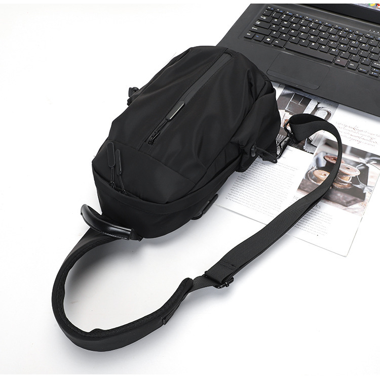 Men's Waterproof Outdoor Chest Bag With Usb Charging Port_voghion.com