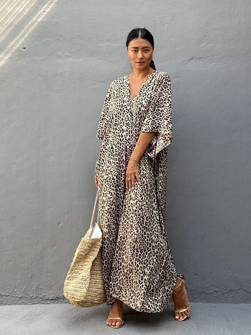 Camisas de playa europeas y americanas con patrón de leopardo sueltas, túnicas de vacaciones, camisetas de protección solar, camisetas de bikini MB255