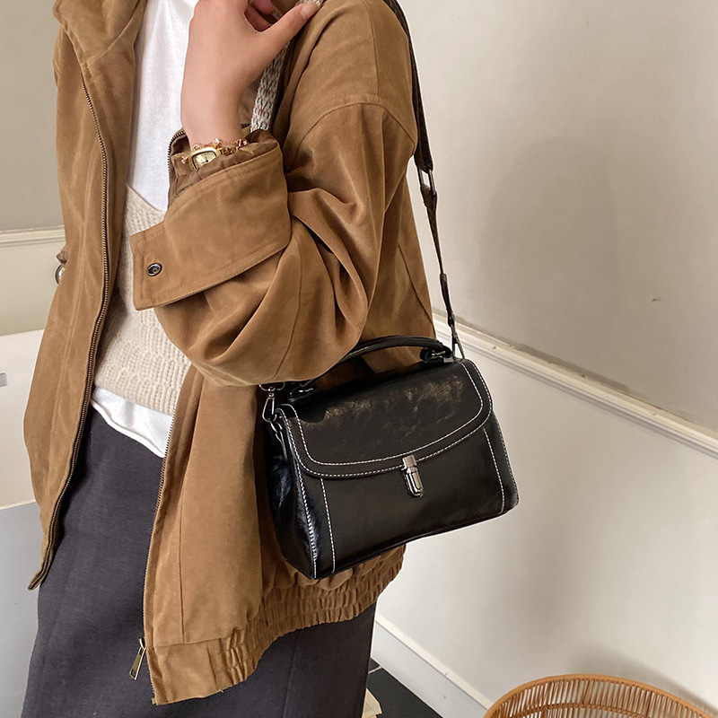 Bagos populares de alta sensación para mujeres 2025, nuevo otoño y invierno retro de banda ancha, bolsos de mano casuales, bolsos de mano.