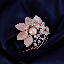 高级感粉色贝母淡水珍珠花朵胸针轻奢珠宝款气质外套配饰晚宴胸花