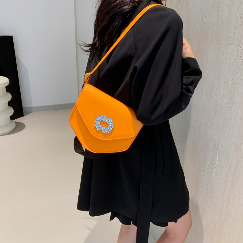 Borsa a tracolla singola con tracolla a triangolo alla moda alla moda 2024, nuova borsa da donna versatile con diamanti color caramella_voghion.com