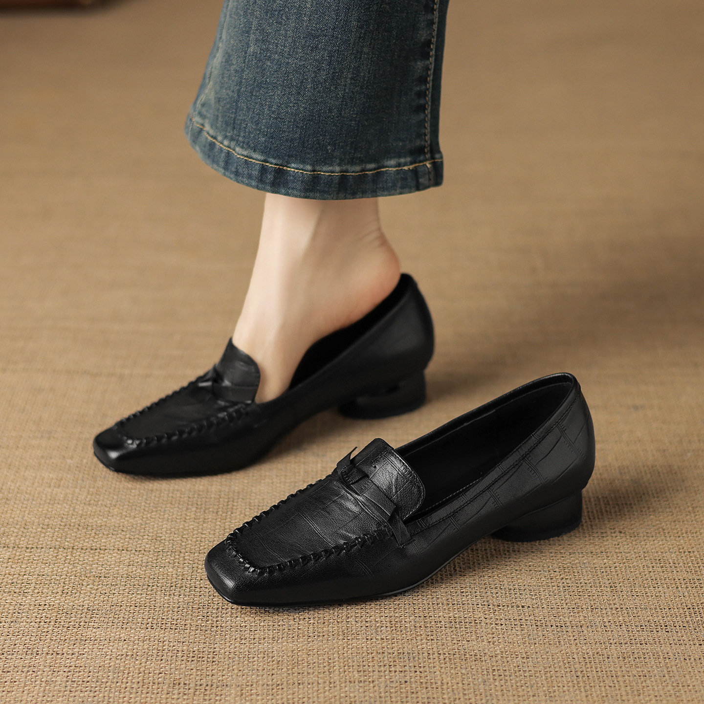 Giày lười nữ da cừu gót thấp 3 cm, mũi tròn dệt vintage, cổ sâu — đen