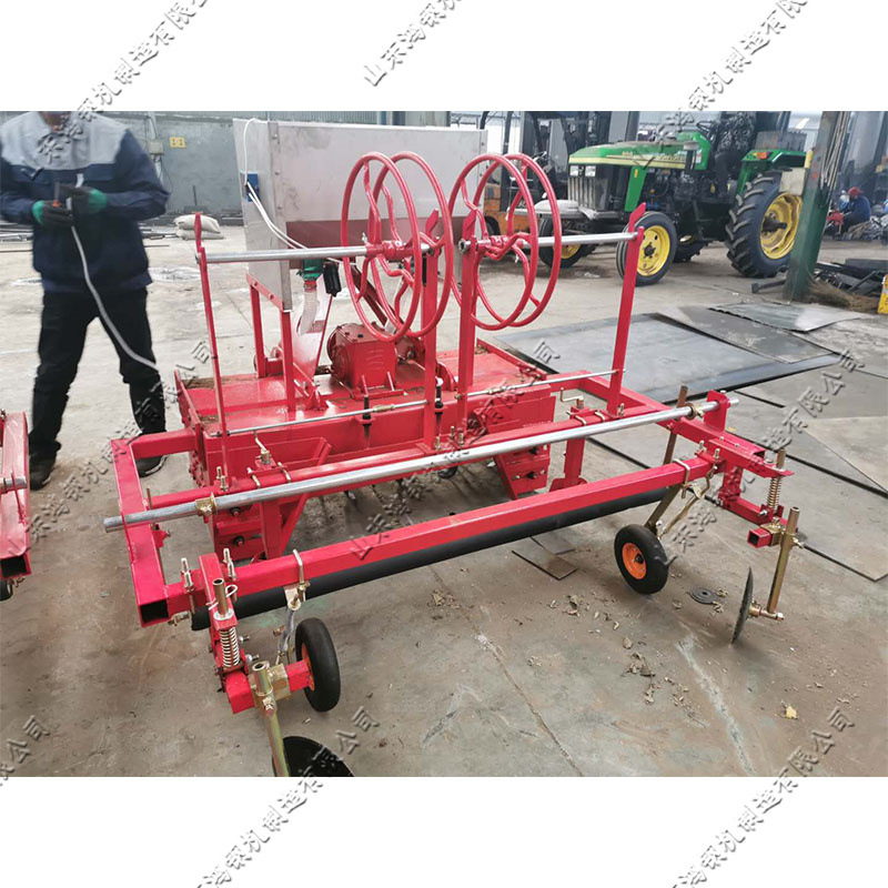 红薯种植起垄覆膜机 拖拉机后置式打药铺膜机 农田喷药打孔一体机