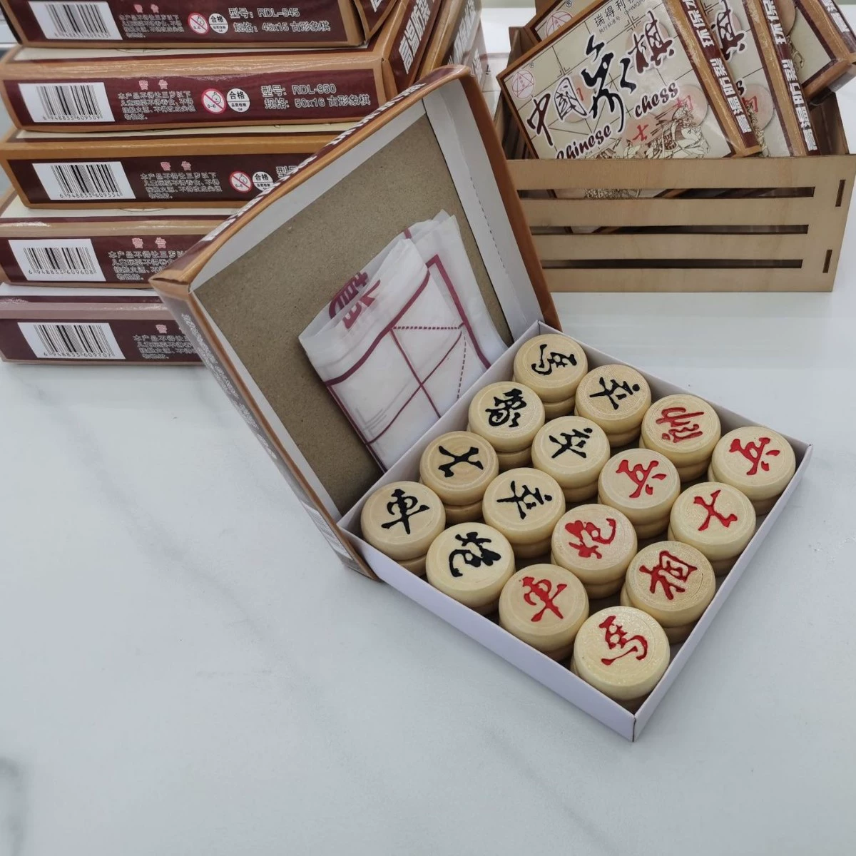 Прямые поставки с фабрики: деревянные китайские шахматы в красочных коробках, бумажные шахматные доски, классические и элегантные, различные модели.