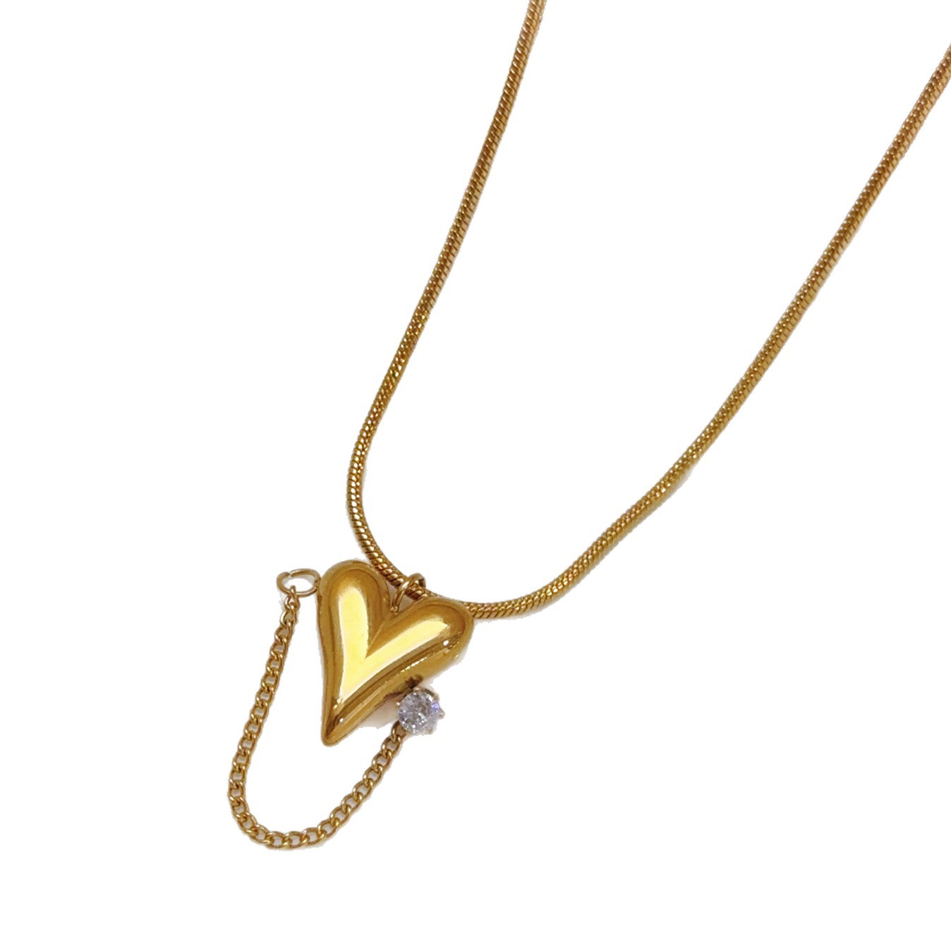Explosiones transfronterizas de amor de cadena de diamante de diseño de empalme de orejas de acero de titanio oro real no desvanece el temperamento de nicho del corazón de桃ar