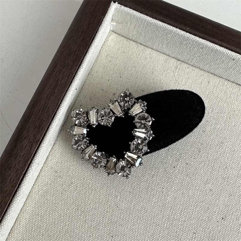 Fermaglio per capelli a forma di becco d'anatra con strass quadrati floccati in stile coreano Mini fermaglio per capelli con frangia piccola di alta qualità_voghion.com