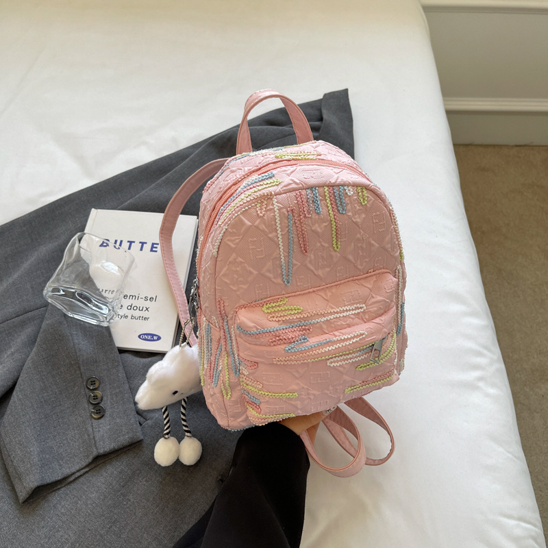 Mochila para viajes de niñas, hermosa mujer universitaria minimalista, rayas de color, mochila de moda de primavera.