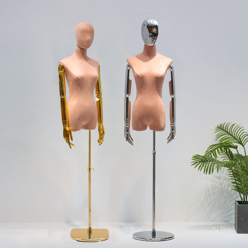 Modelo de ropa de mujer accesorios tienda de ropa de seda rosa modelo de mujer de tela de tela de tela de pantalla de ventana maniquí estante de exhibición