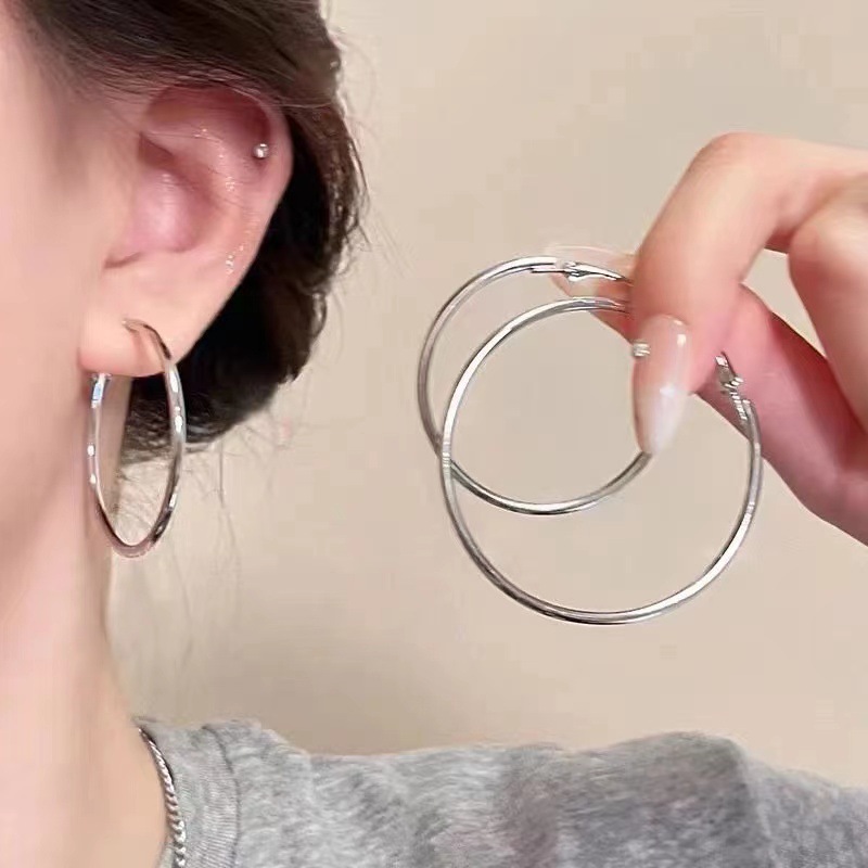 Pendientes de perlas de tendencia de moda de aguja de plata Pendientes pequeños y exquisitos de todo fósforo Pendientes de alta gama de lujo ligero al por mayor mujeres