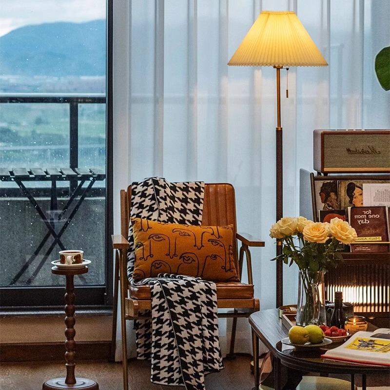 Floor Lamp for Living Room Sofa Side, Design-Inspired Ambiance Light, Pleated American-Style High-End Retro Bedroom Bedside Table Lamp