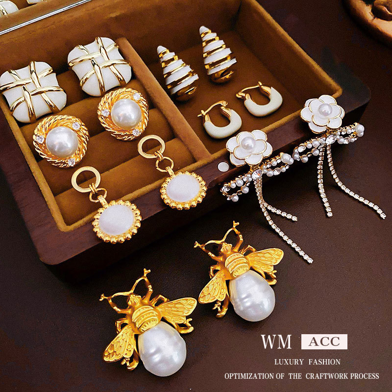 Pendientes de perlas de aceite con goteo de aguja de plata Pendientes de todo fósforo de moda, lujo ligero, joyería retro de alta gama al por mayor, fabricante de Yiwu