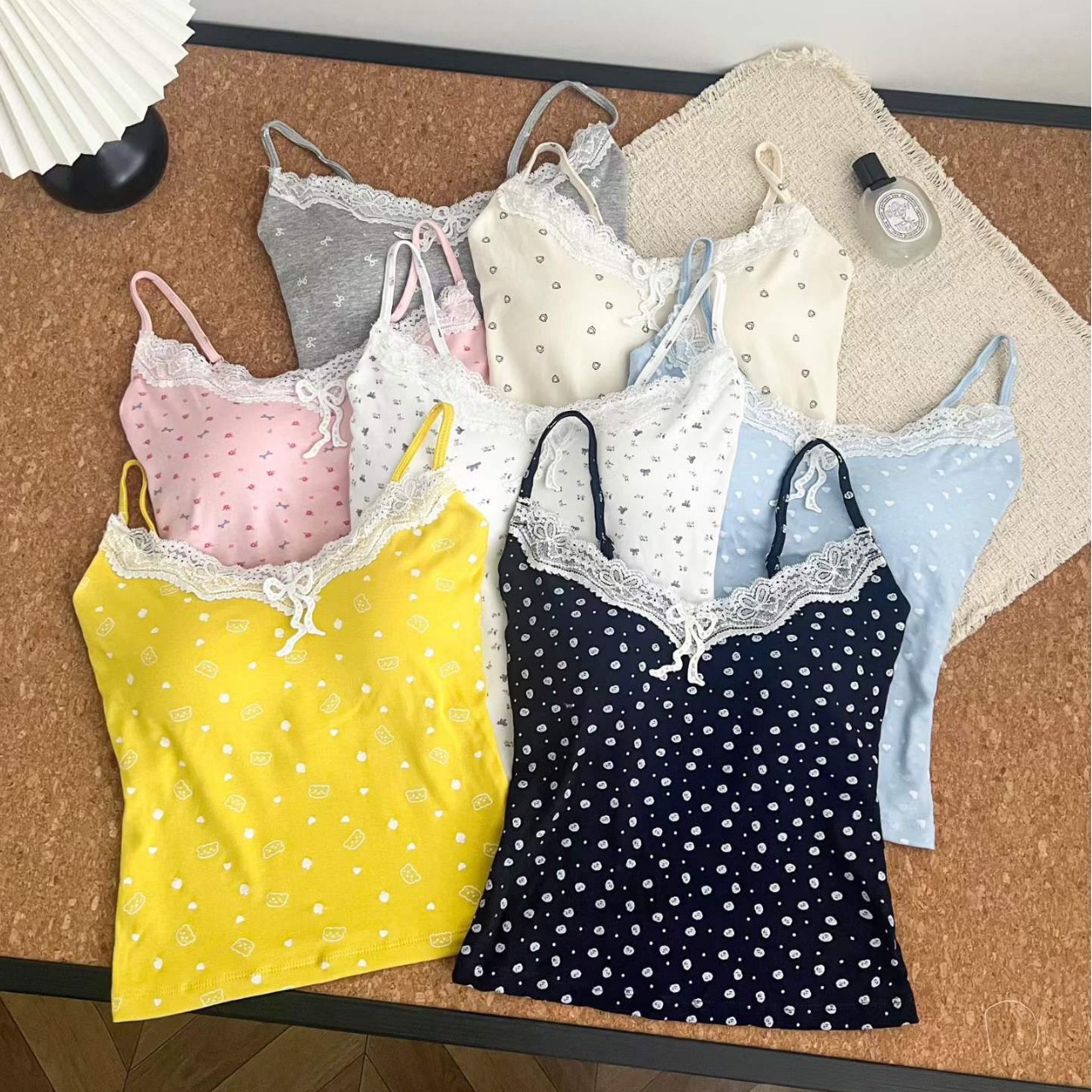 V020 Pure Desire Sweet and Spicy Girl Strapless Top with Beautiful Back Design, Fresh and Integrated with Chest Pads, Lace Floral Tube Top for Outerwear