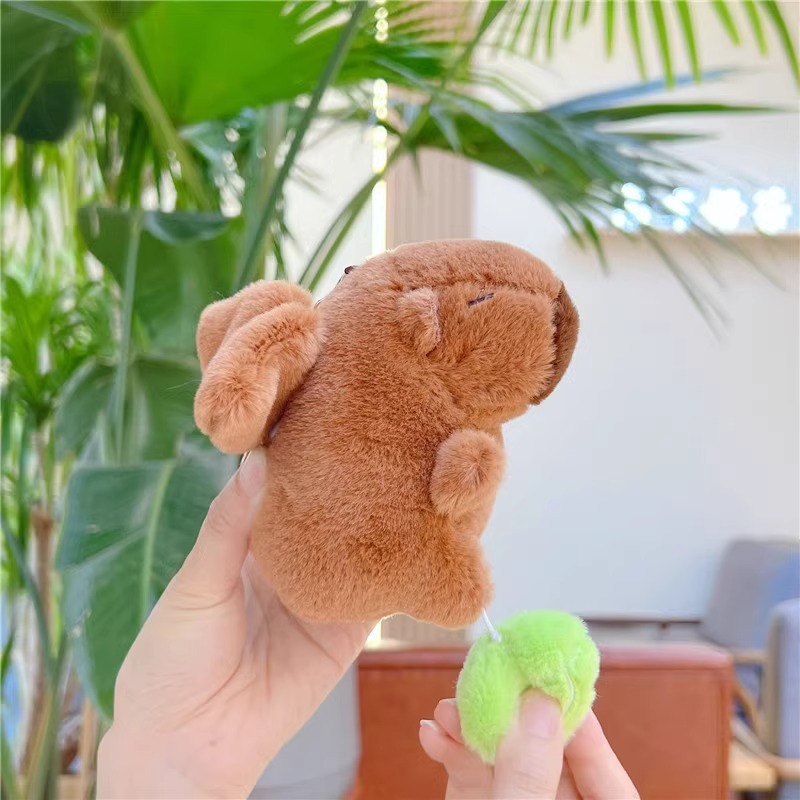 ギシギシと鳴くカピバラのカピバラのぬいぐるみが泡を吐いてつまみます。プレゼントが可愛いです。