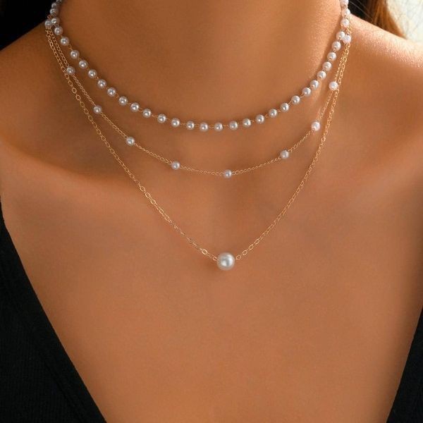 Damhalsband med trelagers pärlkedja retro och elegant_voghion.com
