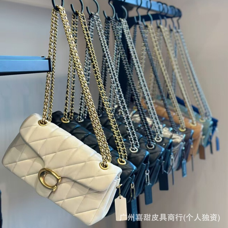 Coco C's new Tabby Dionysus bag is a small Chanel-style quilted shoulder and crossbody bag, fashionable and versatile with a chain strap for women Coco C's new Tabby Dionysus bag is a small Chanel-style quilted shoulder and crossbody bag, fashionable and versatile with a chain strap for women