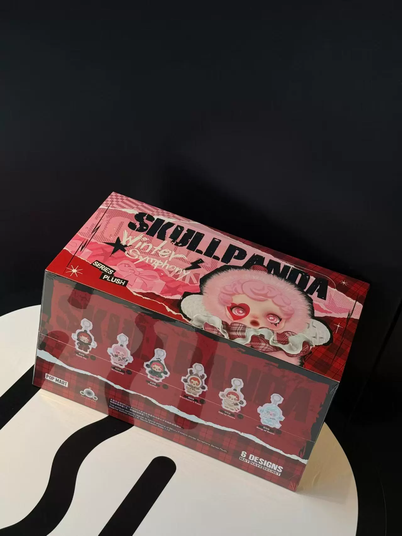 Плюшевый брелок (POP MART) Skullpanda зимняя серия, 16 см, с меховой капюшоном, коллекционный