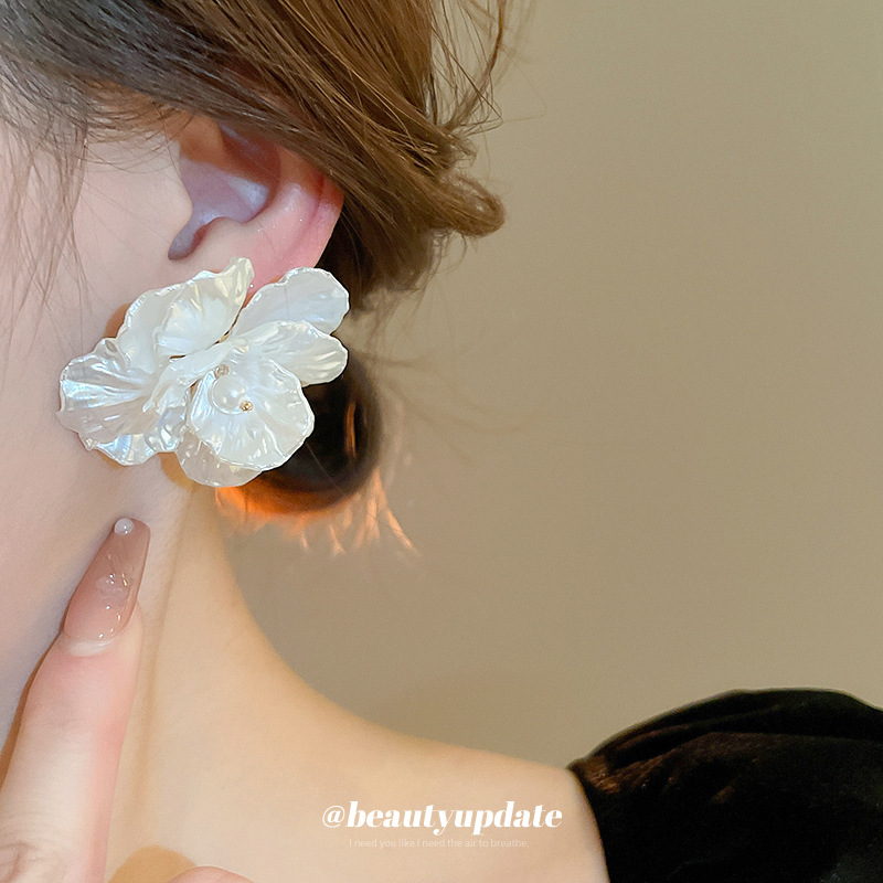 Pendientes tejidos de flores de concha de aguja de plata Pendientes de personalidad de moda elegante Pendientes de nuevo estilo de temperamento retro de nicho al por mayor