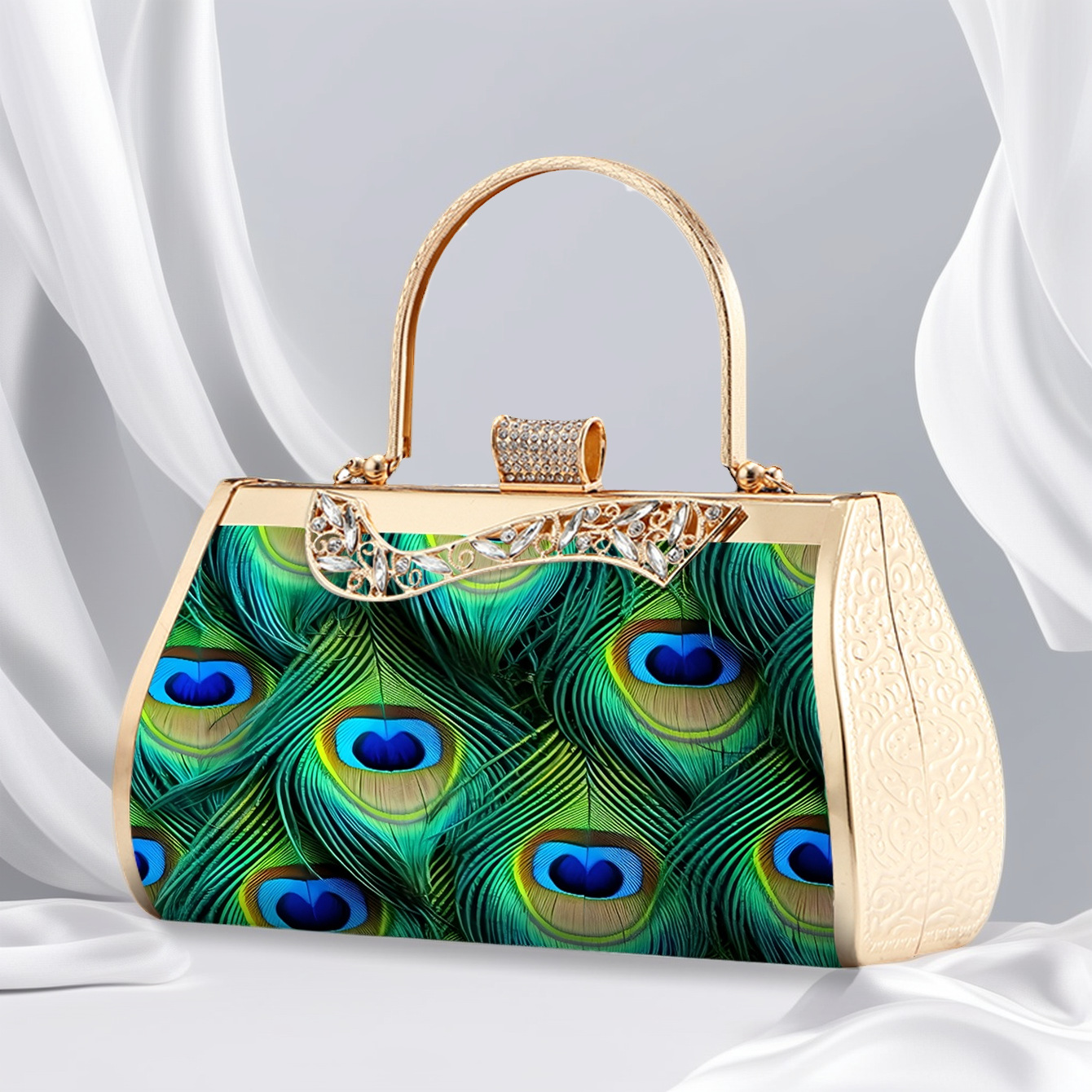Diese elegante smaragdgrüne Abendclutch besticht durch zarte Blumenmuster, goldfarbene Metalleinfassung und funkelnde Strasssteine. Mit geschwungenem Henkel und ..._voghion.com