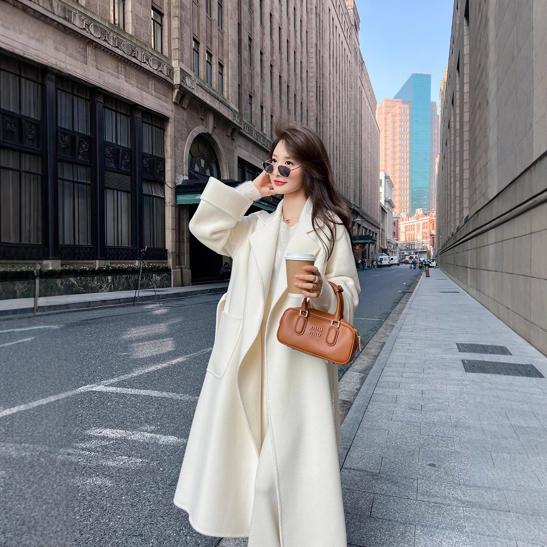 흰색 양면 캐시미어 코트 여자 중장 2025 봄 및 겨울 인기있는 새로운 헵번 스타일 고급 모직 코트