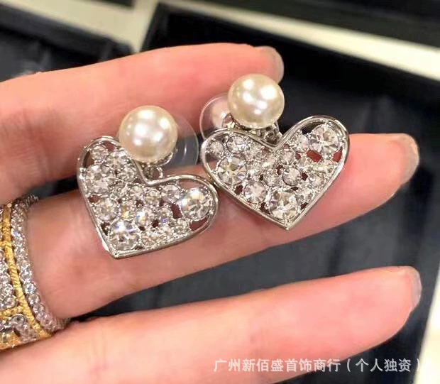 Серьги (Miumiu) с жемчужиной и буквенными подвесками, инкрустация стразами