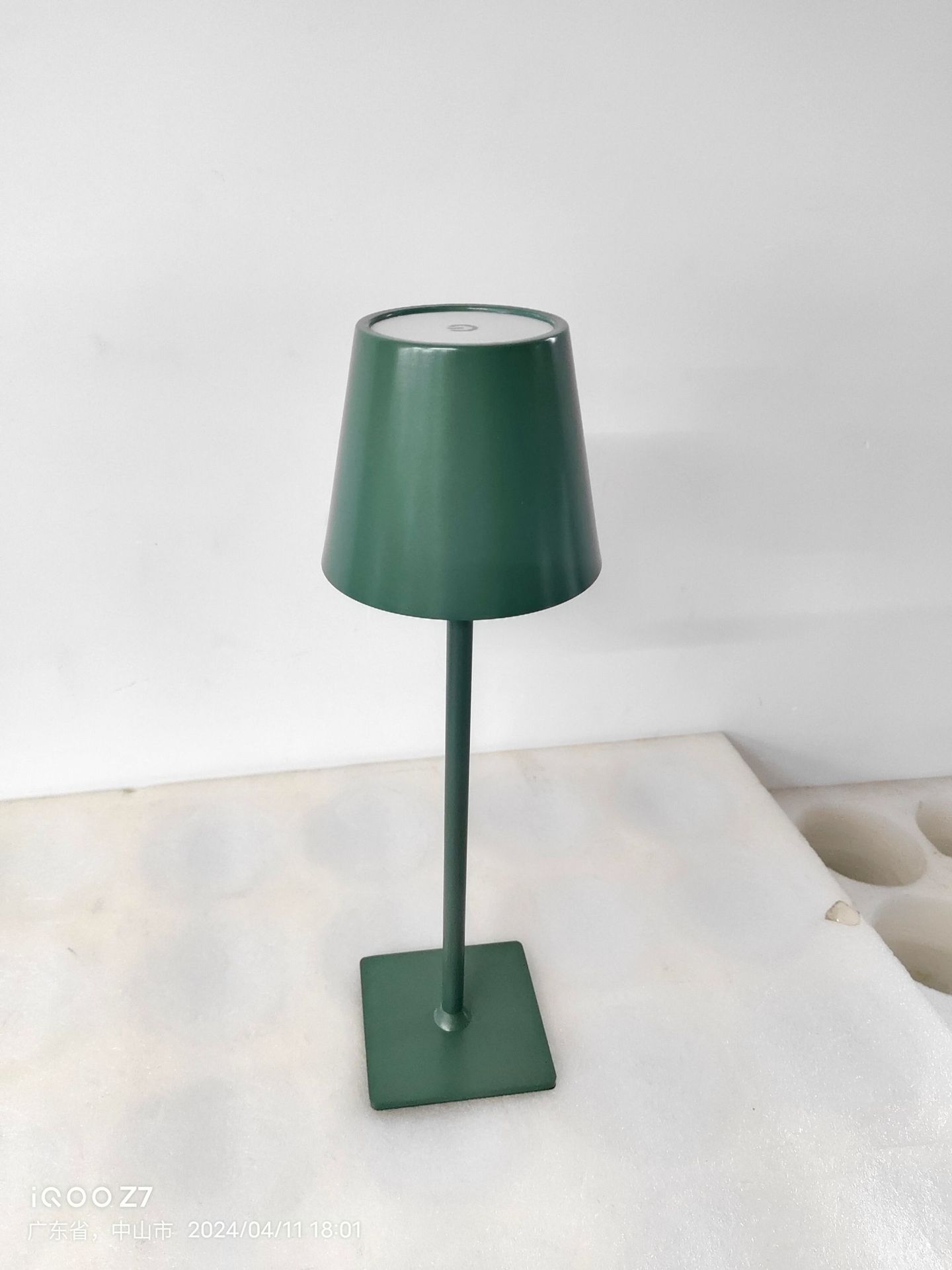 Lámpara de mesa de hierro de pie alto restaurante lámpara de mesa de carga al aire libre Poldina Amazon USB táctil tres colores luz Amazon