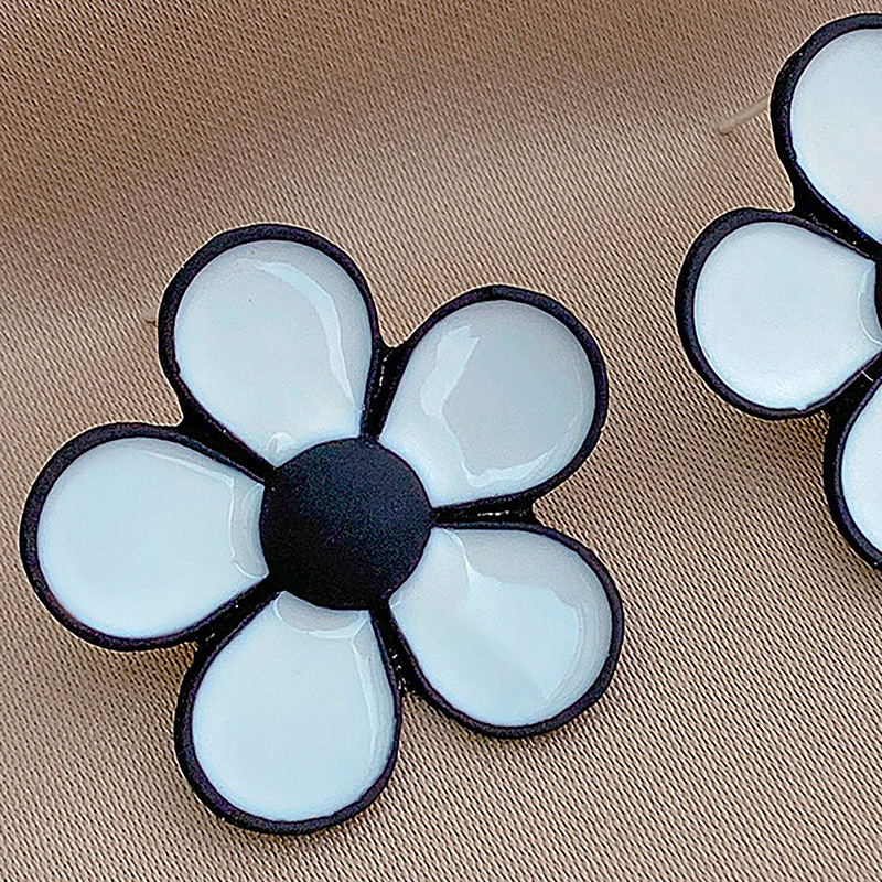Boucles D'oreilles Simples En Forme De Fleur D'huile Dégoulinant De Noir Et Blanc display picture 3