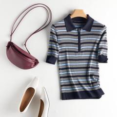 25種類の绢糸小禾と同じPOLO襟の青い縞の半ファスナーのニットの半袖の百合は色のtシャツの女性にぶつかります。