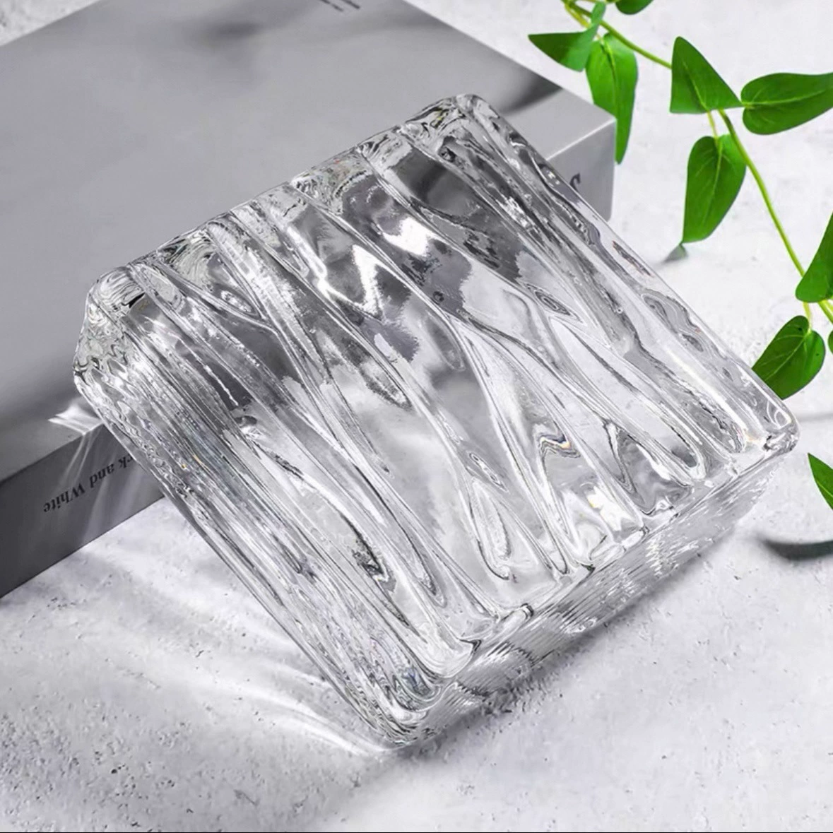 Ультрабелый стеклянный кирпич с морскими волнами