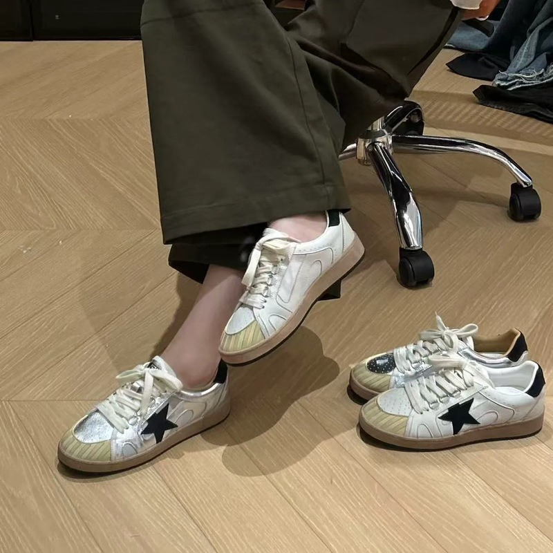 H5 women's spring/summer new collection: flat, star-patterned sneakers with a mesh upper for breathability, featuring a distressed look, retro design, and a height-enhancing sole, perfect for casual wear
