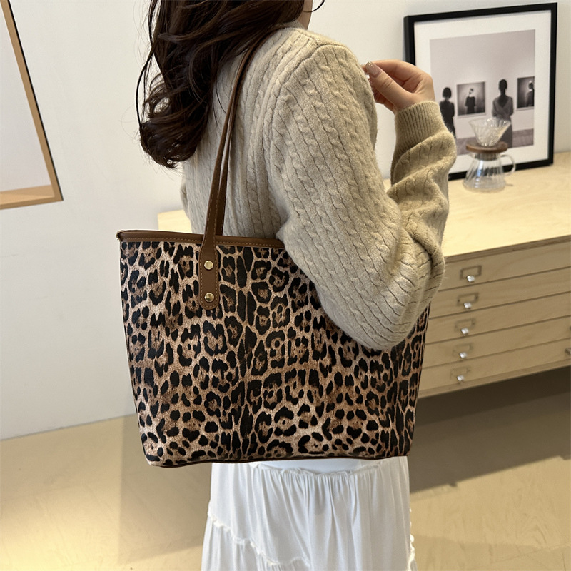 Retro commuter leopard print underarm bag 2024 autumn new style trend fashion personality temperament one shoulder tote bag_voghion.com