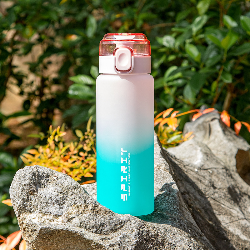 Taza de agua nueva de 750ml con gradiente de color, gran capacidad, plástico de alto valor con cierre de rebote y escala, para beber directamente.