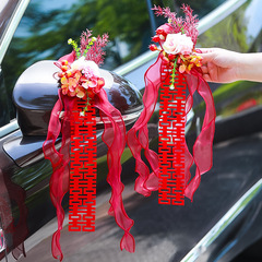 結婚車は花のリボンを引いて結婚します。