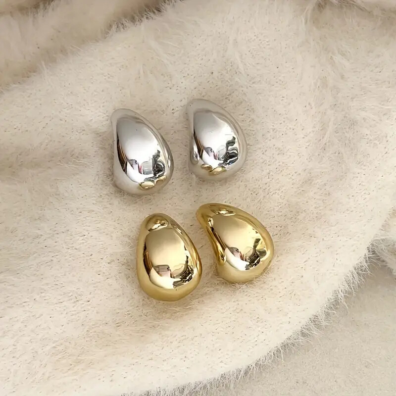 Silver pointed spike labret stud material detail