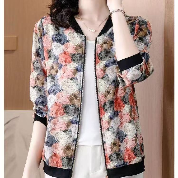 Ropa de mujeres de mediana edad impresa de seda de hielo chaqueta protectora solar delgada y suelta chaqueta de béisbol con cremallera de la madre anti-alienígena