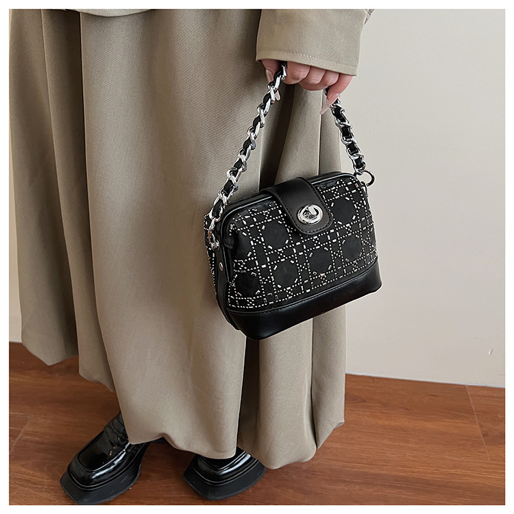 Summer bag: Women's hot diamond lock chain hand-held bucket bag 2025 New style denim blue single-shoulder fashionable crossbody bag undefined