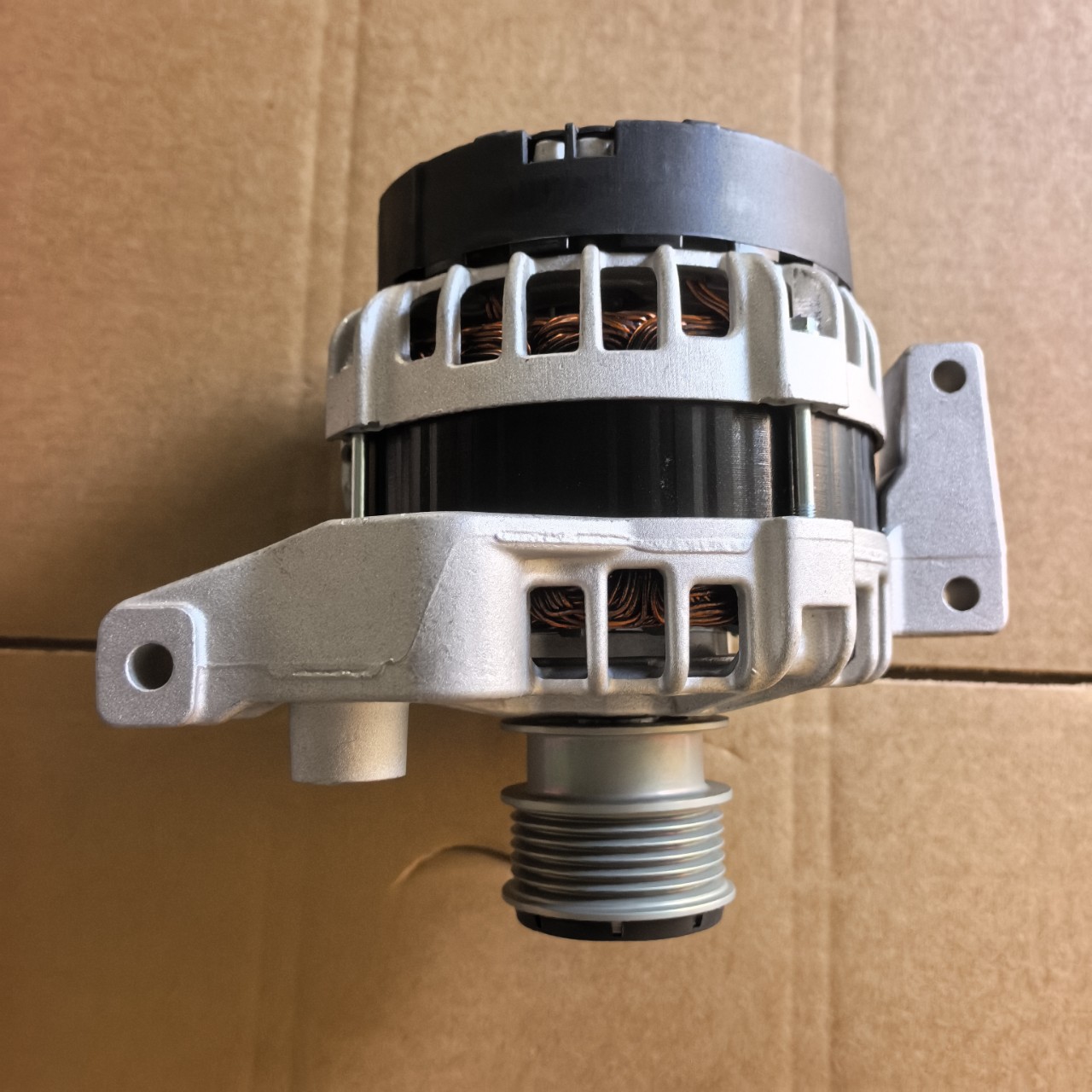 Generator Lr067840 for Discovery Sport 2.0t, Range Rover Evoque 2.0t, Freelander 2 2.0t