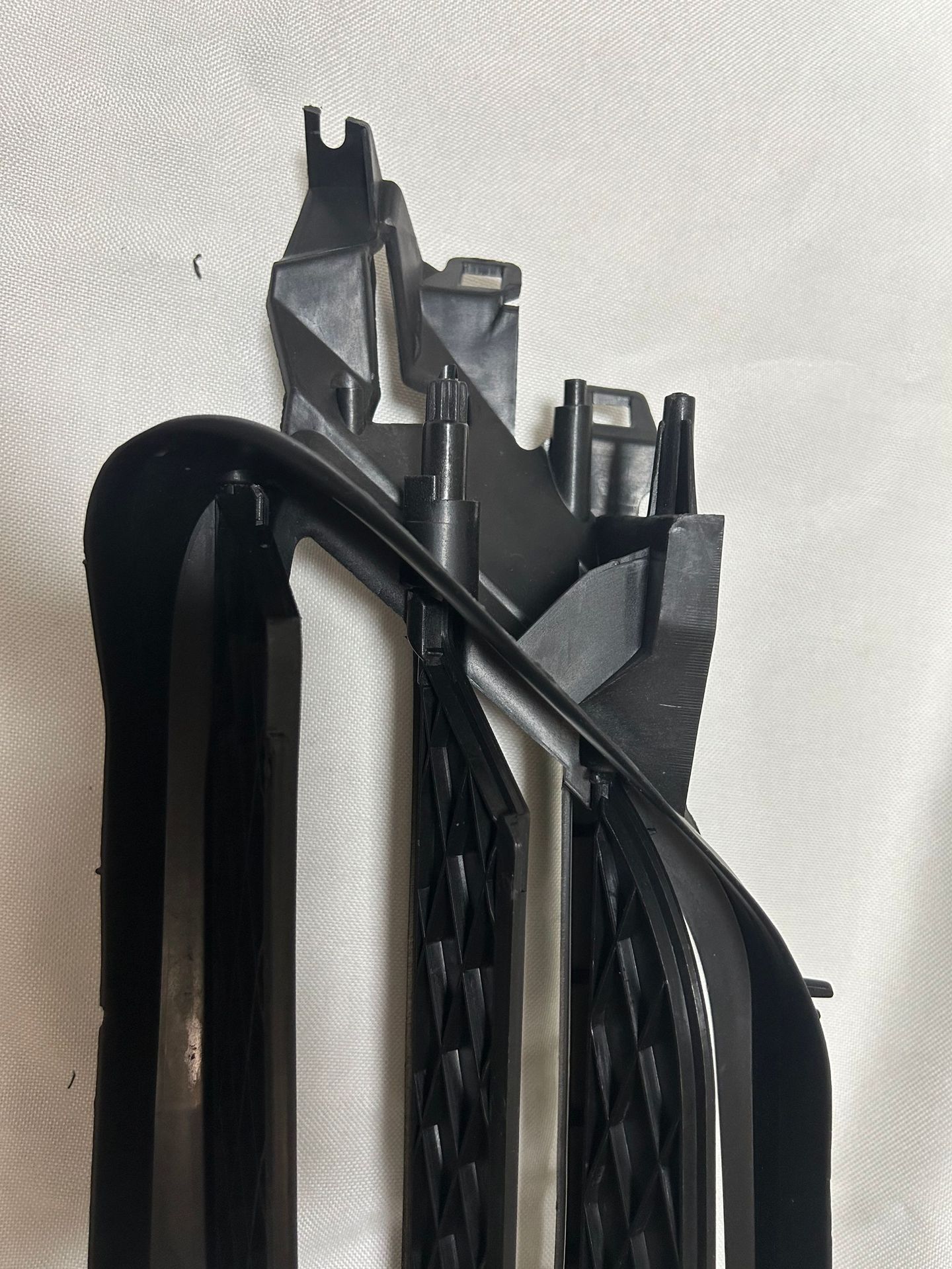 Suitable for Tesla accessories ModelS brand new front fog lamp frame grille 1057851 1058007