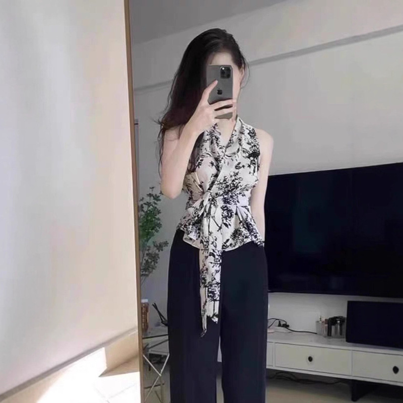 French Retro Floral Sleeveless Halterneck Shirt for Women Summer Wear Unique and Beautiful Temperament Vest Top High-End Top