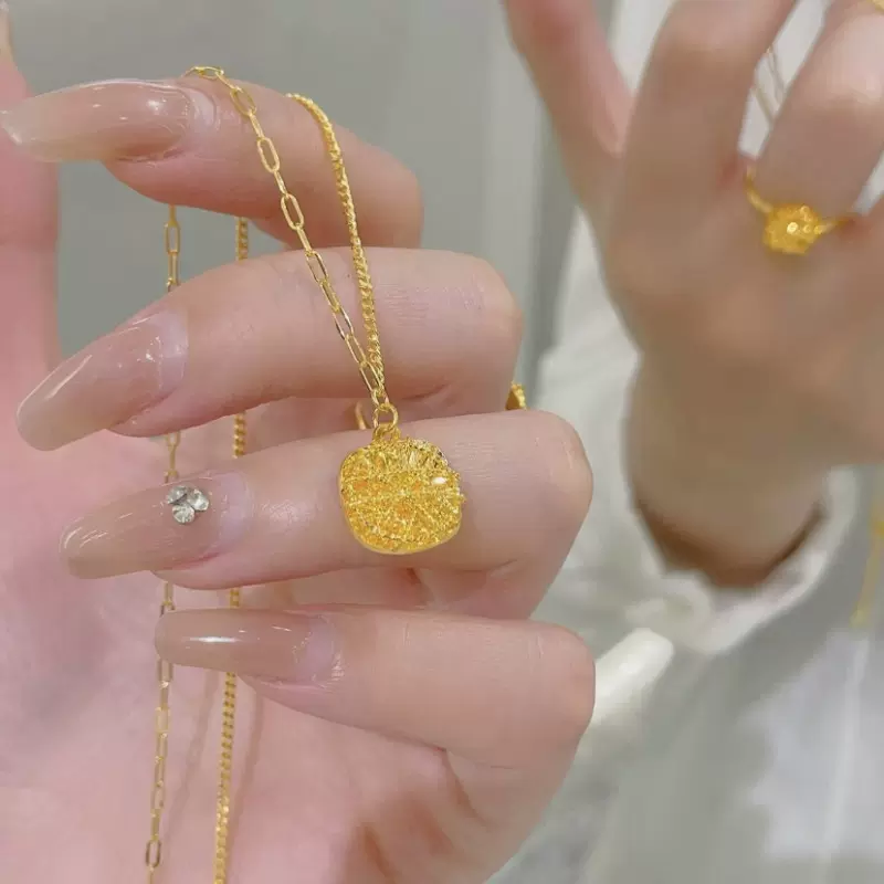 18k金车花方糖吊坠au750彩金爆闪高贵典雅拉丝甜蜜镂空锁骨链项饰