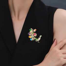 优雅七彩孔雀开屏胸针高级感小众高端胸花防走光别针衣饰配饰饰品