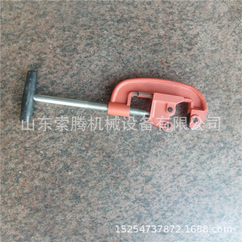 Manual rotary pipe cutter