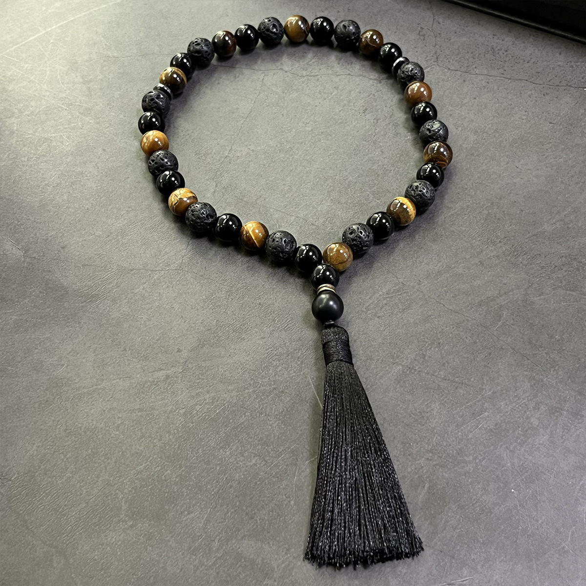 As joias de cristal e pedras preciosas naturais trazem sorte, transmitindo calor, clareza e uma energia positiva suave, tornando cada dia mais tranquilo e equilibrado._voghion.com