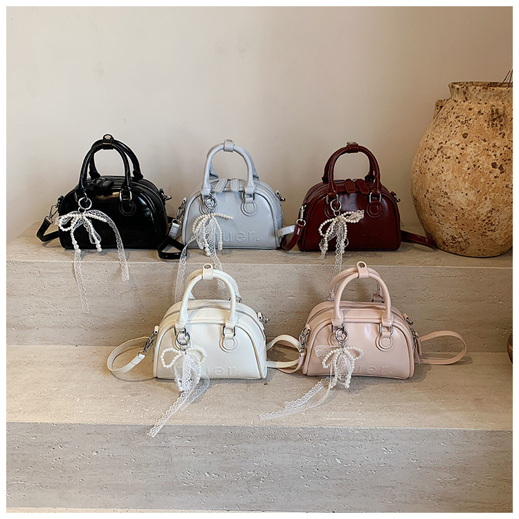 This year, Korean-style, stylish and simple hand-held bags with niche designs are in vogue. These are fashionable summer underarm bags for women's commuting undefined