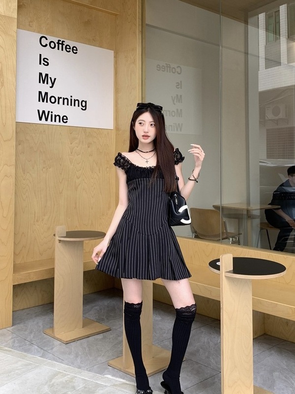 小众蕾丝拼接条纹连衣裙女夏季2025新款收腰显瘦气质时尚百褶短裙|undefined
