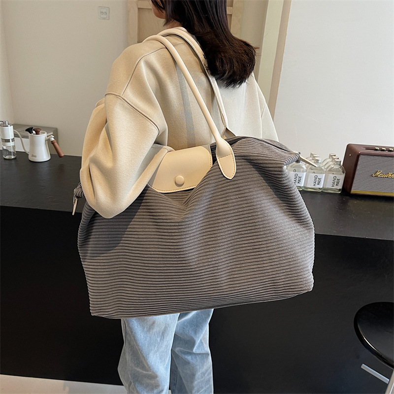 Bolso de equipaje de gran capacidad para viajes de cercanías para mujer 2024 invierno nuevo bolso de viaje de moda versátil bolso de espera ligero de un solo hombro